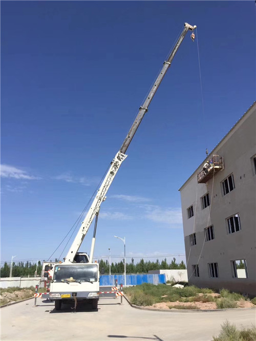 双辽市“轻装强干”—— 吊车的 “轻量化臂架” 技术